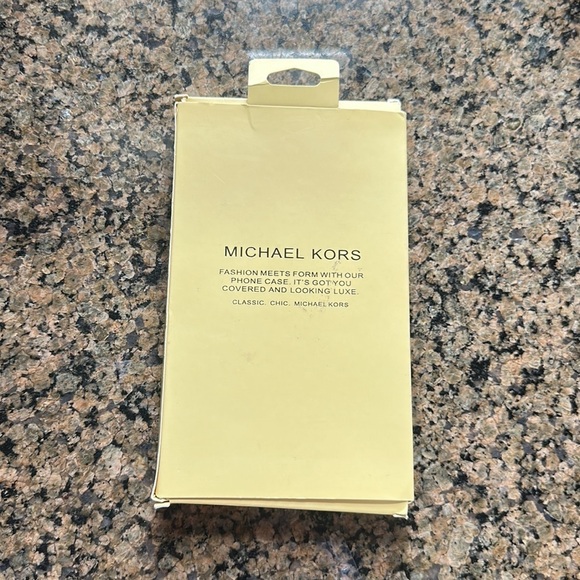 🥰- NWT Michael Kors phone case for iPhone 6,6S - Picture 3 of 3